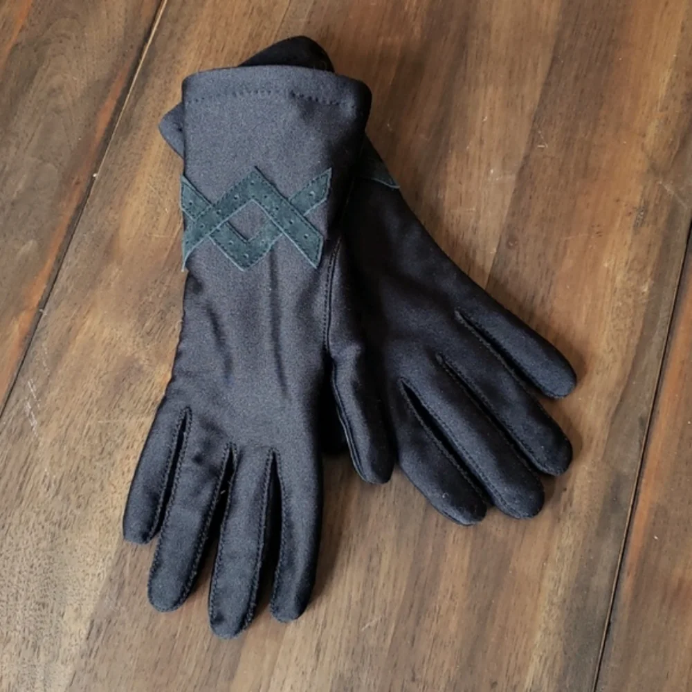 Women's NWOT Lined Water Repellent Thinsulate Spandex Gloves
